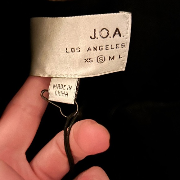 Stylish Black Dress with Lace Detail - Picture 14 of 16